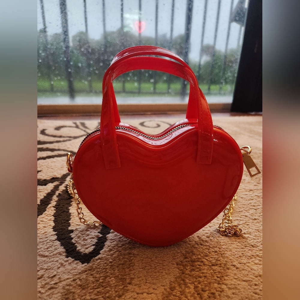 Heart-Shaped Red Bag With Gold Chain - Picture 8 of 9